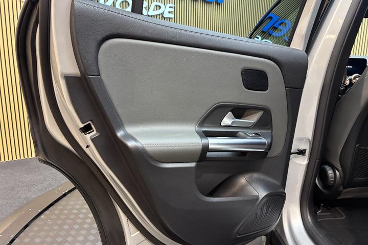 Sølv Mercedes EQA250+ fra 2022