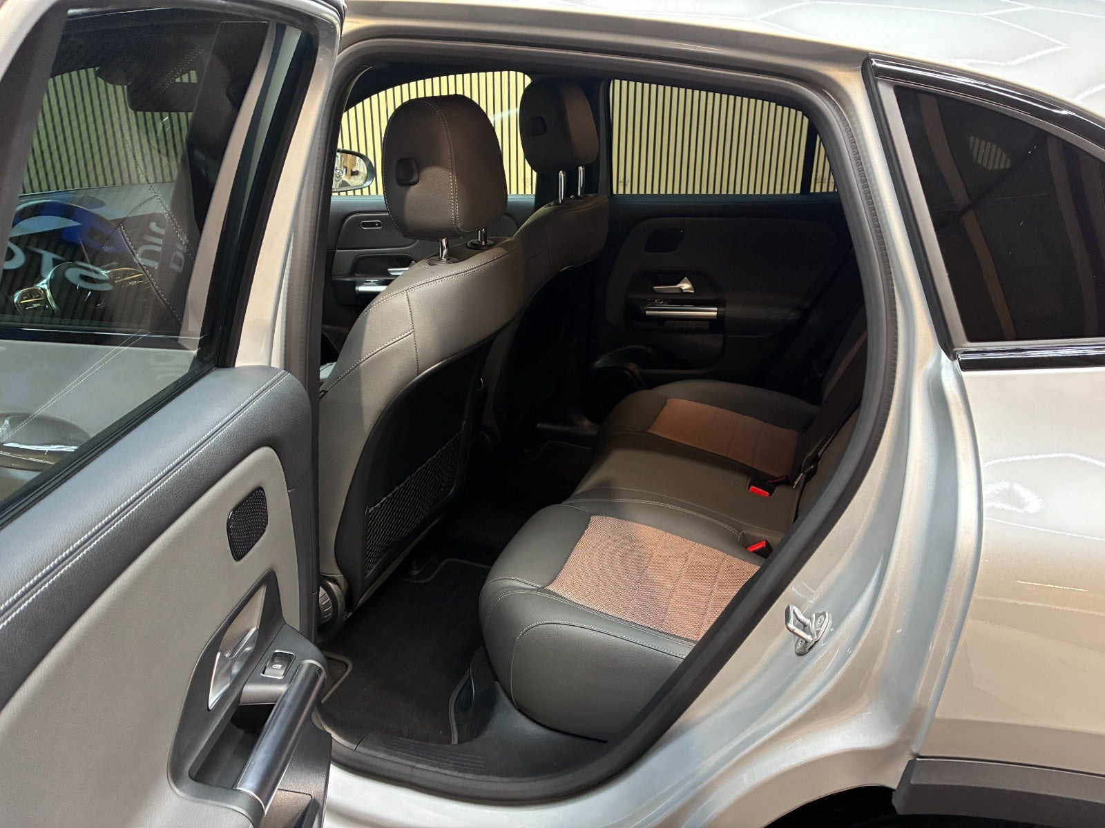 Sølv Mercedes EQA250+ fra 2022