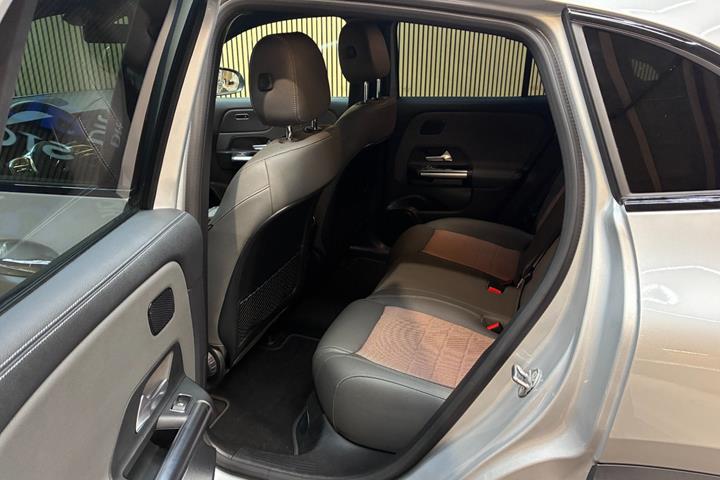 Sølv Mercedes EQA250+ fra 2022