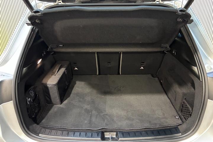 Sølv Mercedes EQA250+ fra 2022