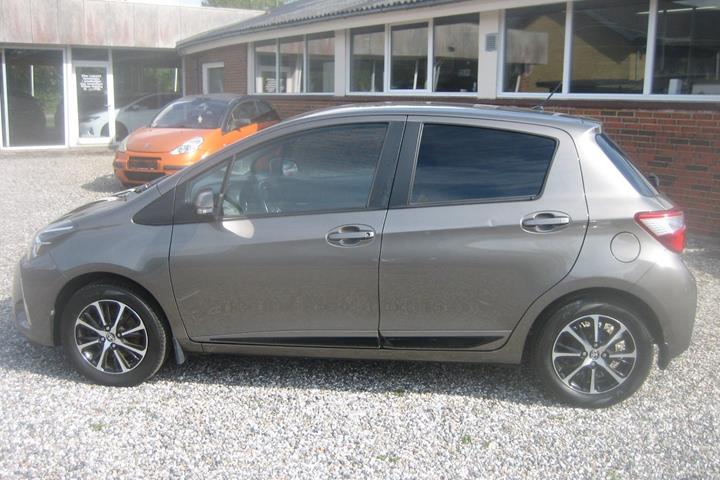 Grå Toyota Yaris fra 2017