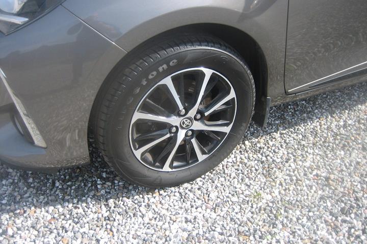 Grå Toyota Yaris fra 2017