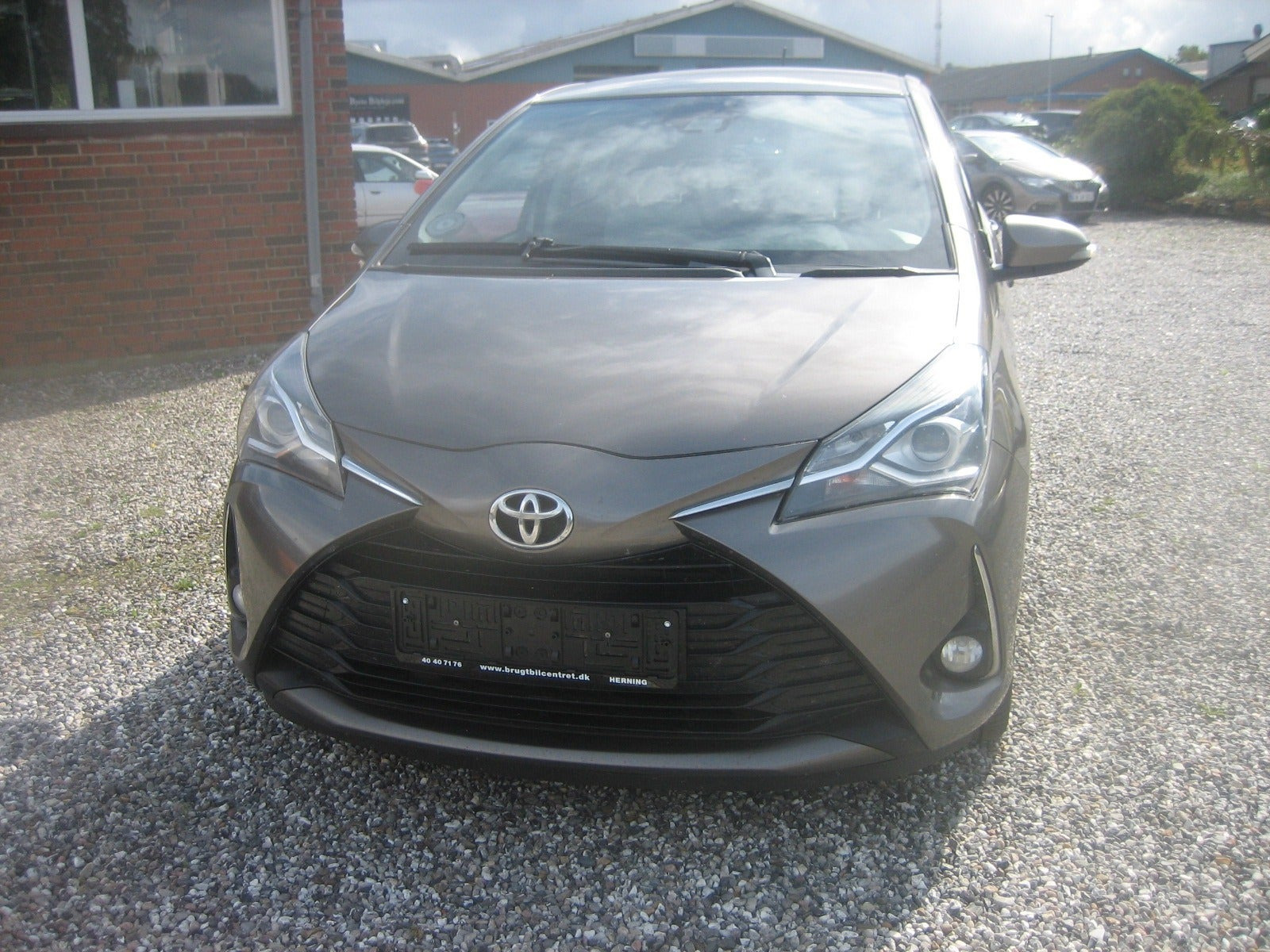 Grå Toyota Yaris fra 2017