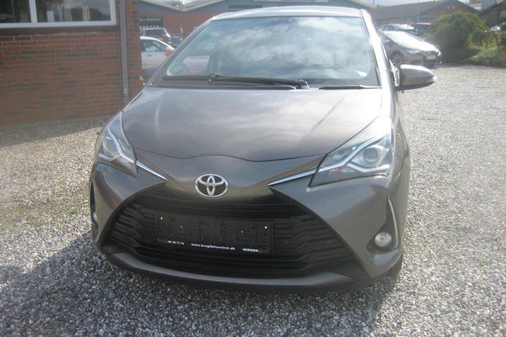 Grå Toyota Yaris fra 2017