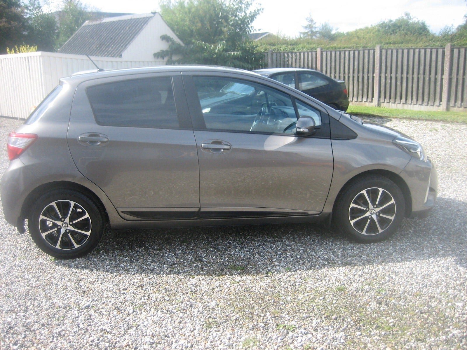 Grå Toyota Yaris fra 2017
