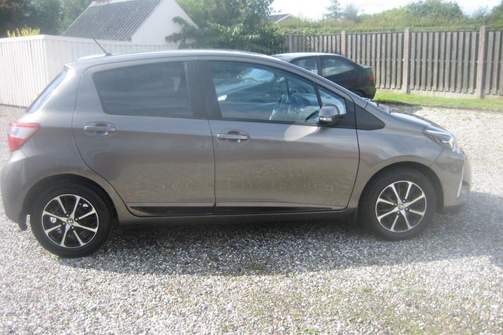 Grå Toyota Yaris fra 2017