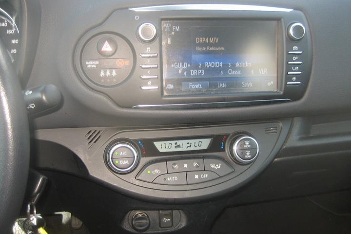 Grå Toyota Yaris fra 2017