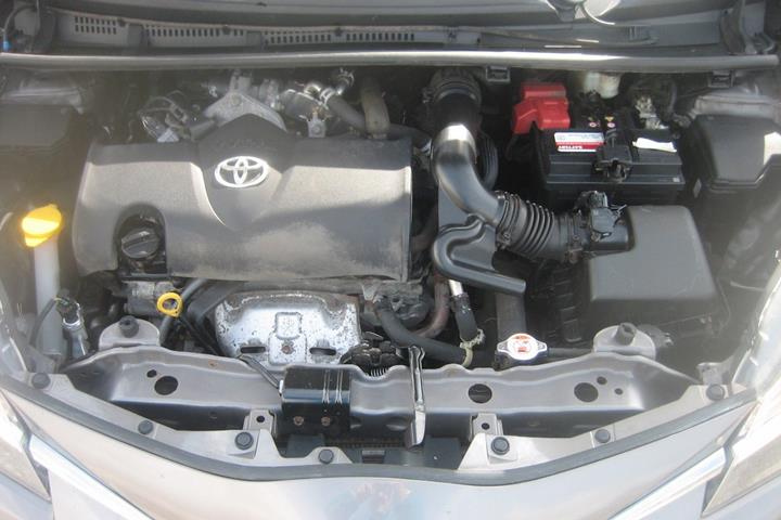 Grå Toyota Yaris fra 2017
