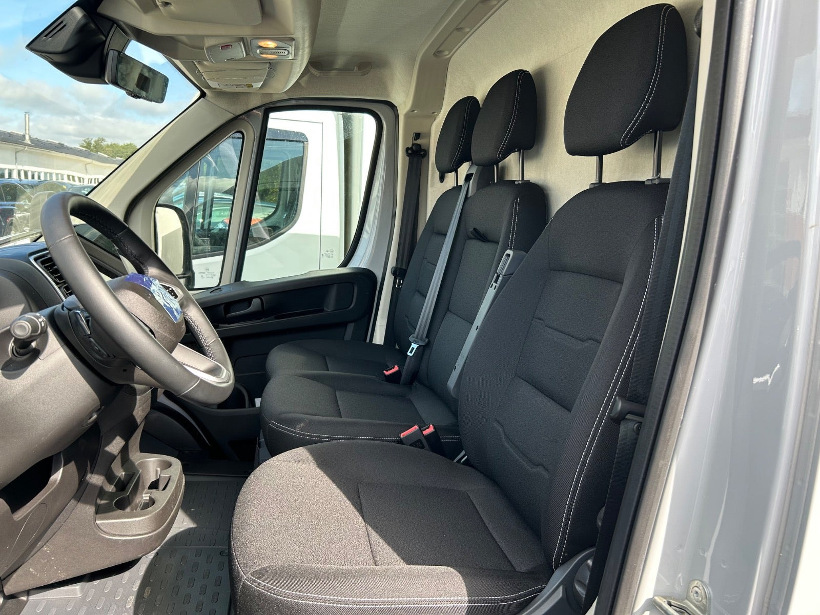 Grå Citroën ë-Jumper 35H fra 2024