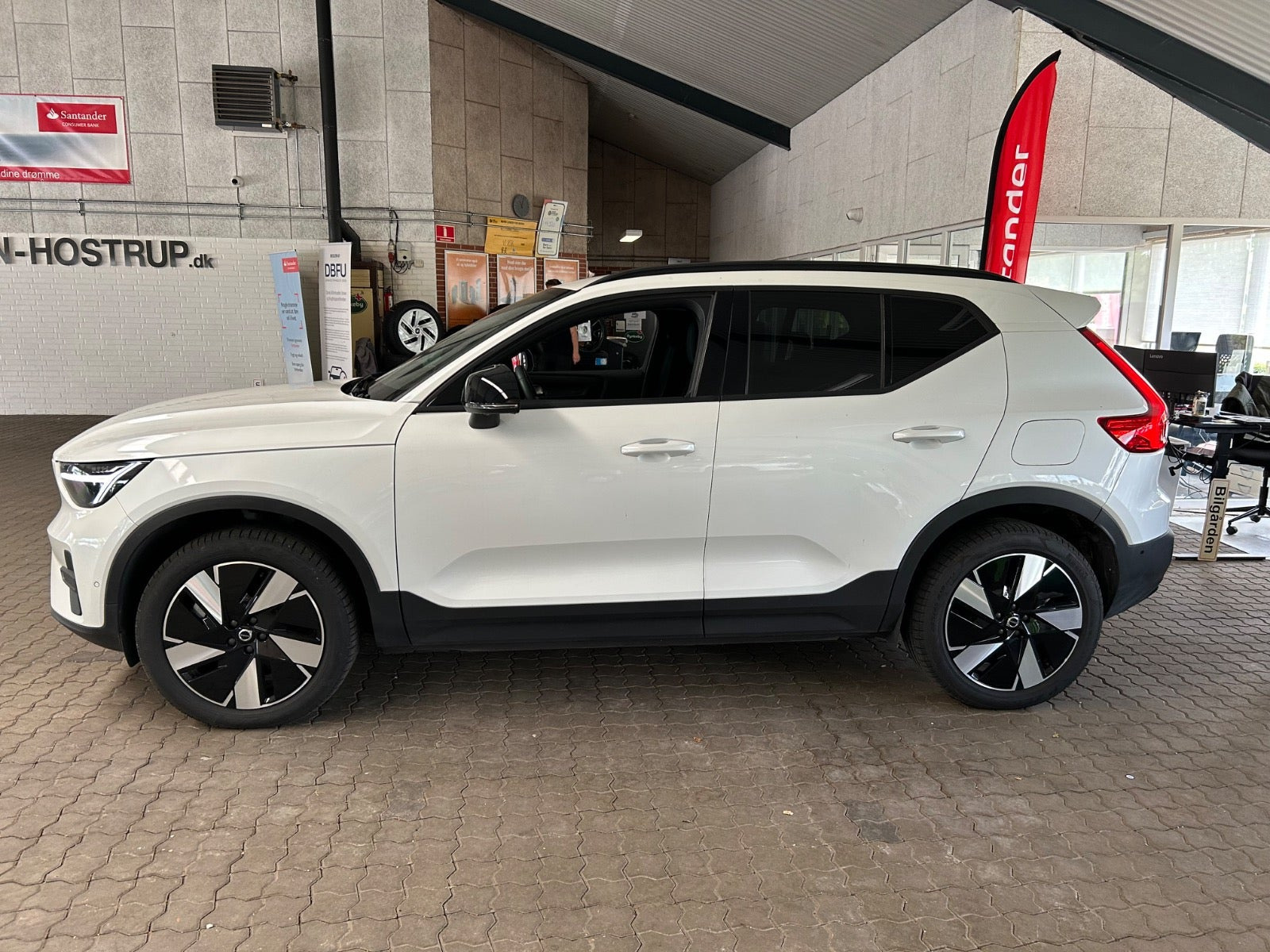 Hvid Volvo EX40 fra 2025