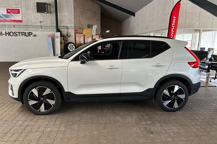 Hvid Volvo EX40 fra 2025