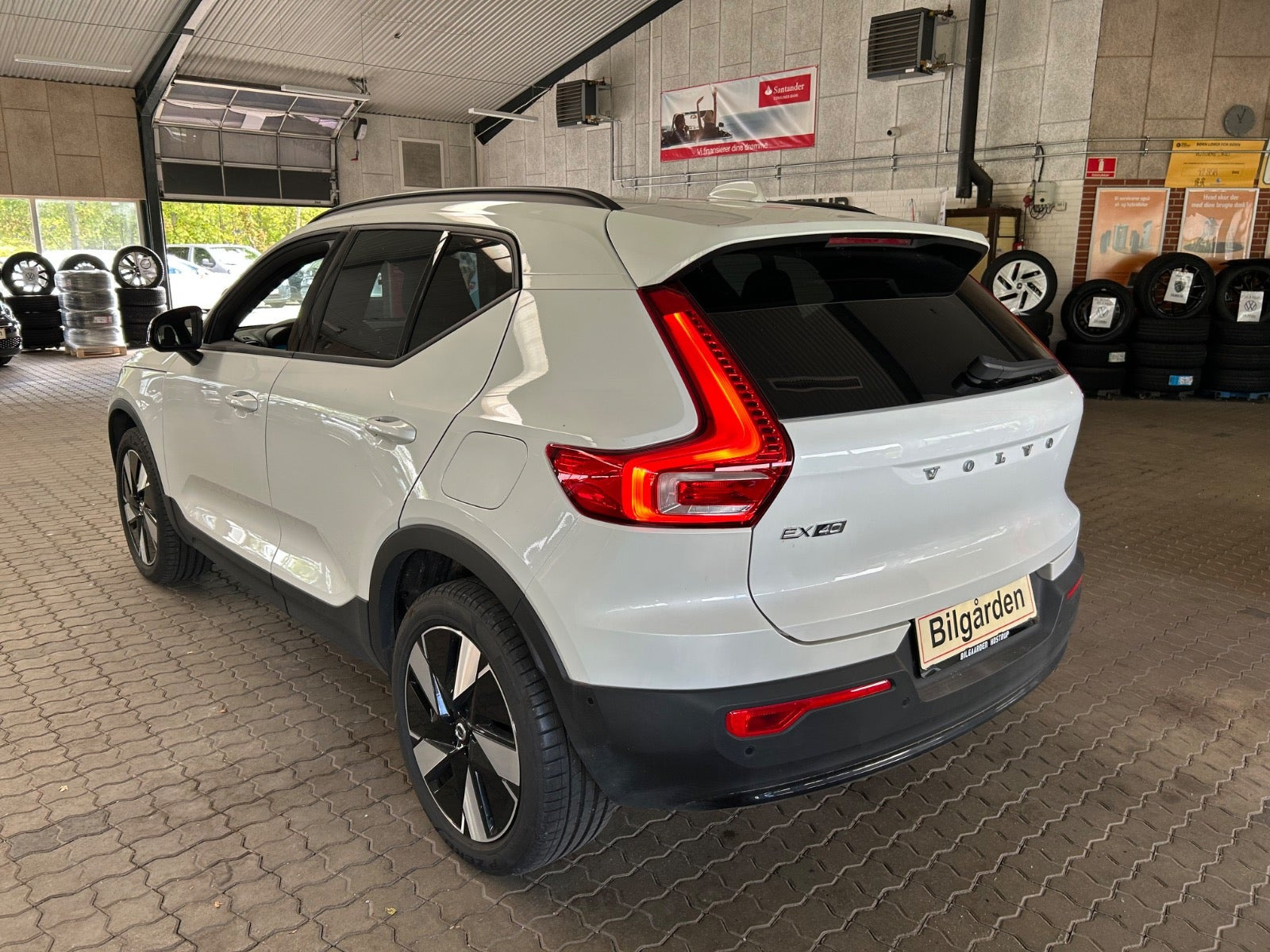 Hvid Volvo EX40 fra 2025