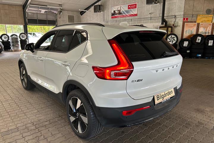 Hvid Volvo EX40 fra 2025