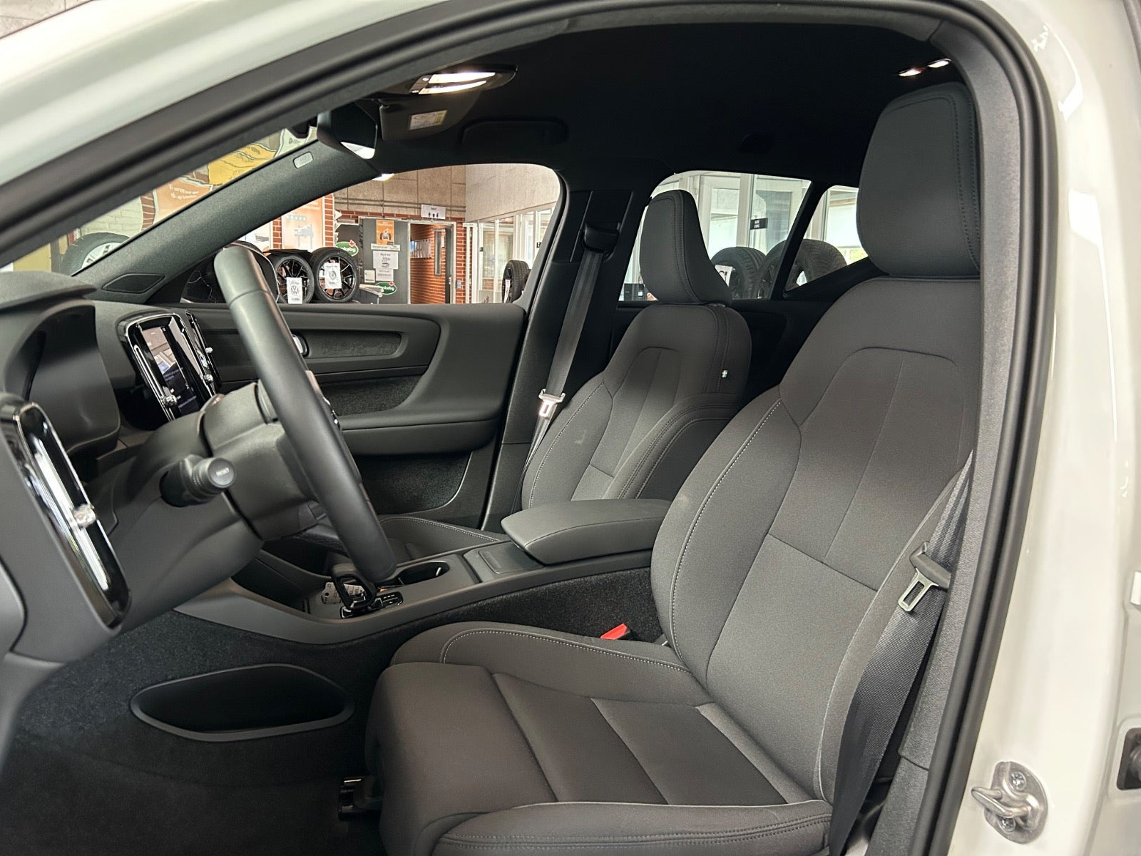 Hvid Volvo EX40 fra 2025