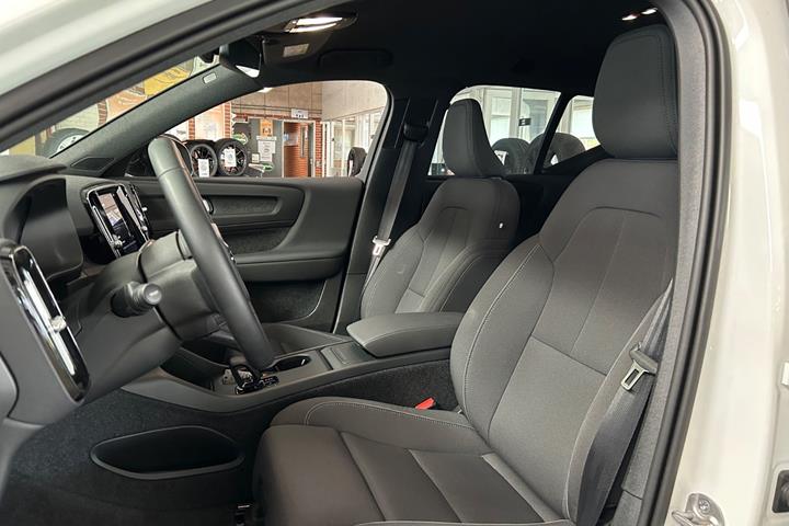 Hvid Volvo EX40 fra 2025