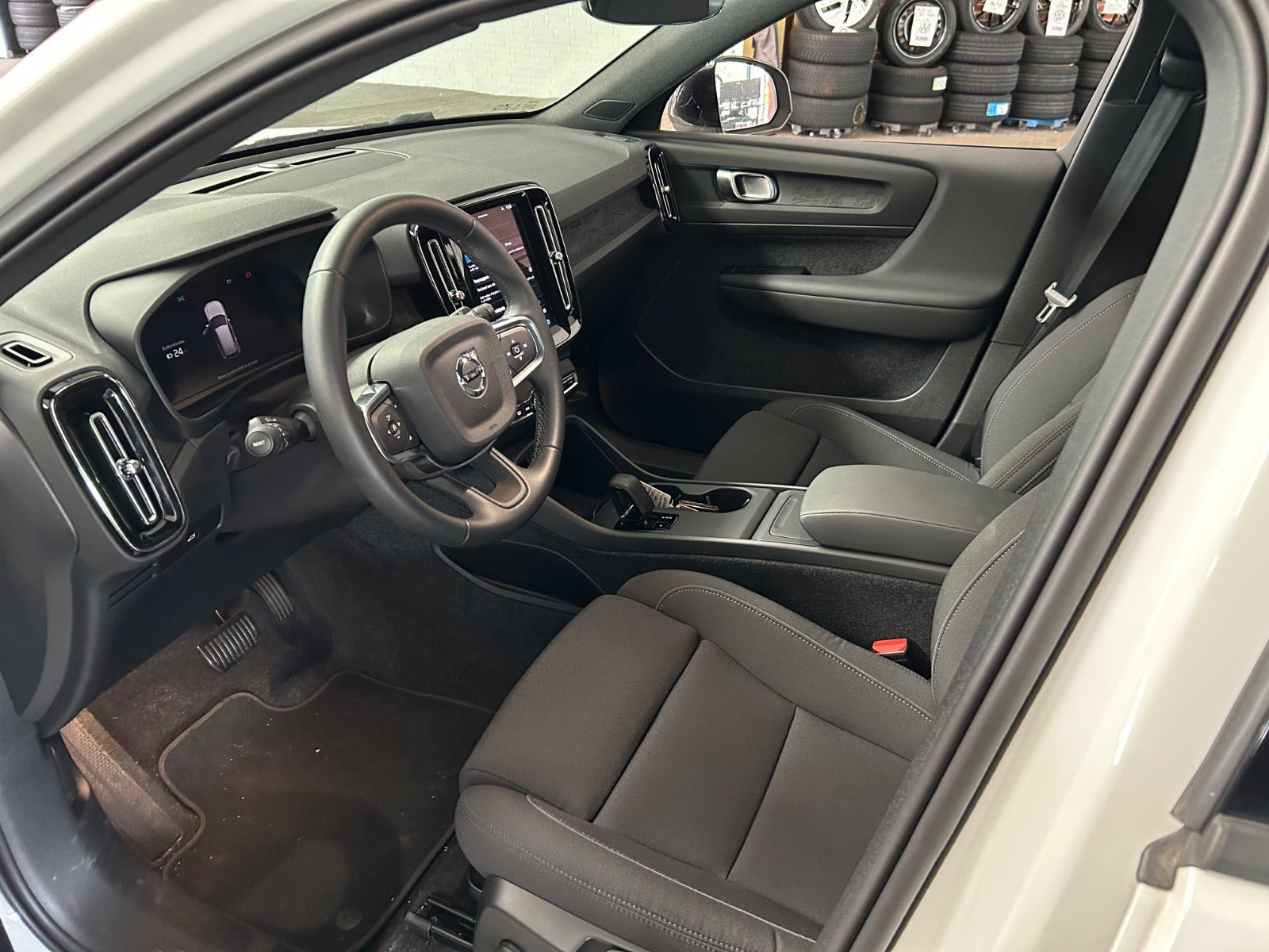 Hvid Volvo EX40 fra 2025