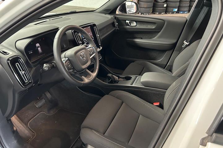 Hvid Volvo EX40 fra 2025
