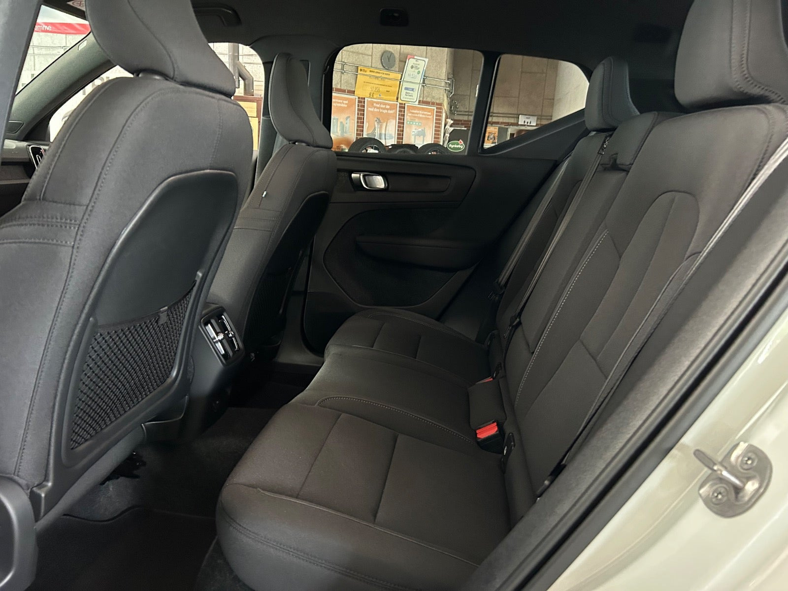 Hvid Volvo EX40 fra 2025