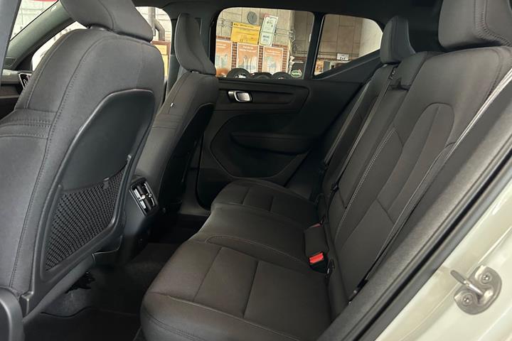 Hvid Volvo EX40 fra 2025