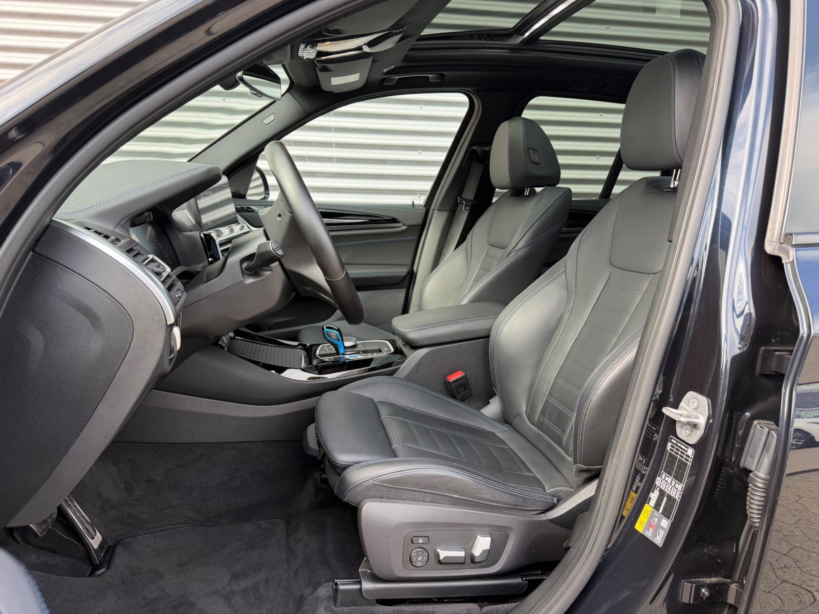 Blå BMW iX3 fra 2022