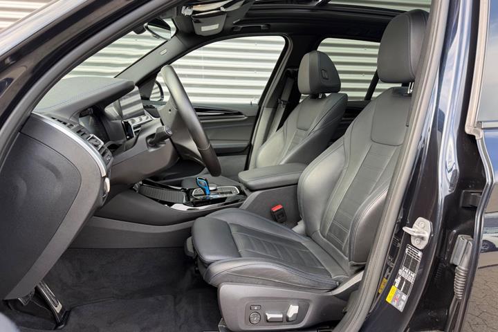 Blå BMW iX3 fra 2022