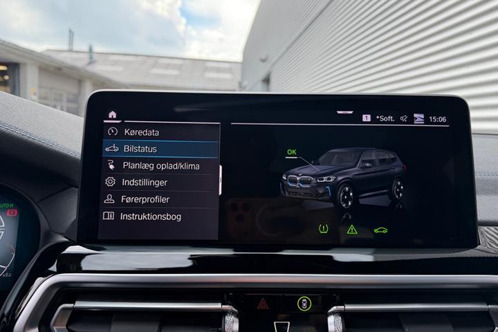 Blå BMW iX3 fra 2022