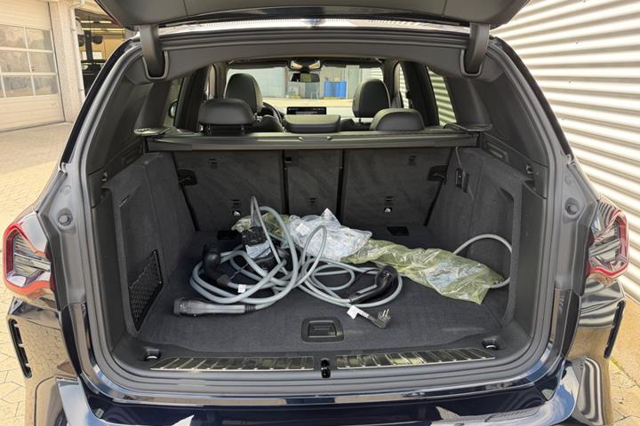 Blå BMW iX3 fra 2022