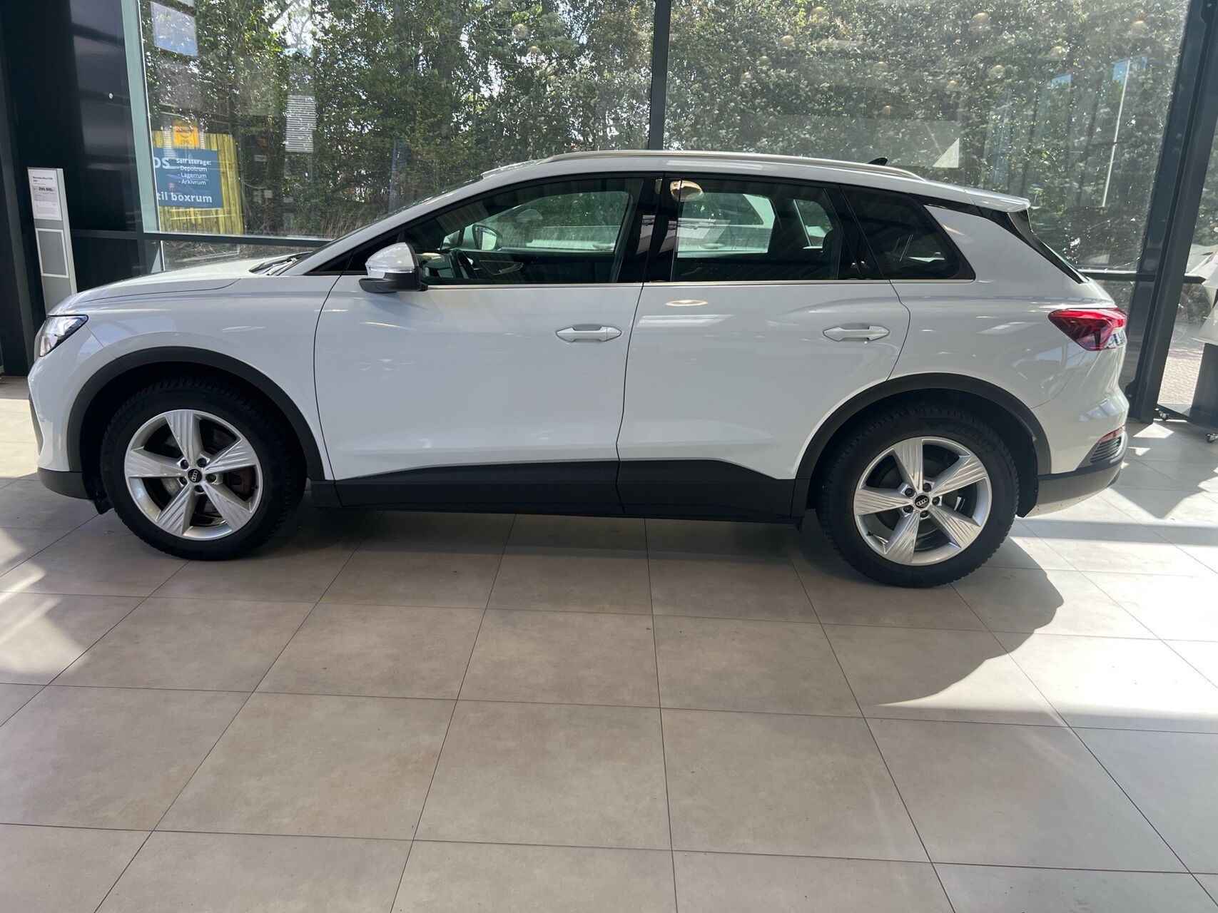 Hvid Audi Q4 fra 2023