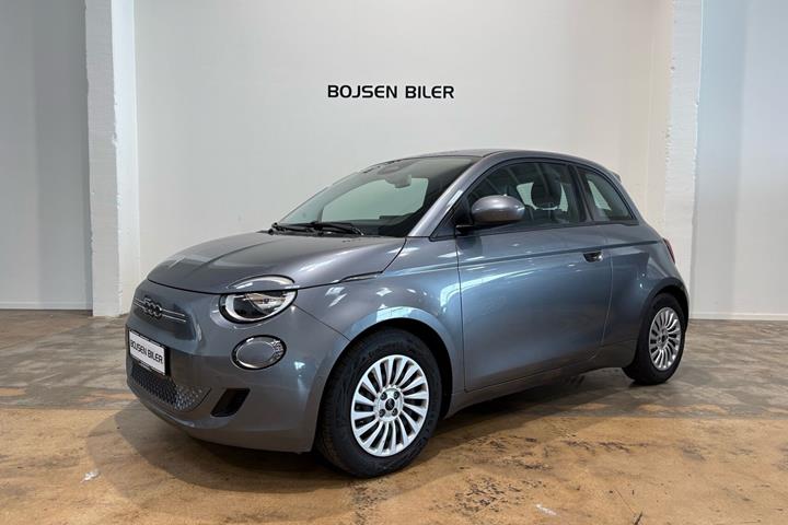 Grå Fiat 500e fra 2023 set udefra