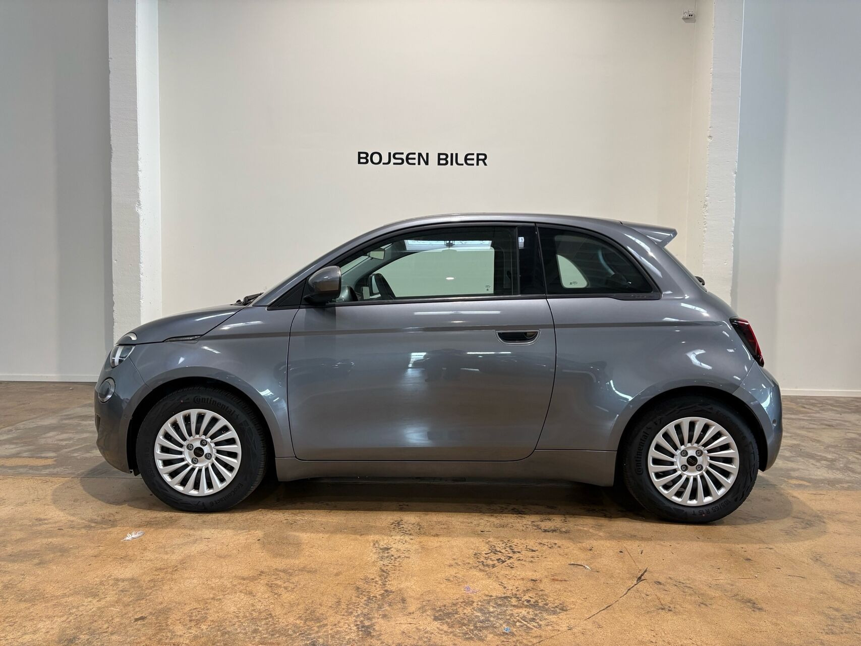 Grå Fiat 500e fra 2023