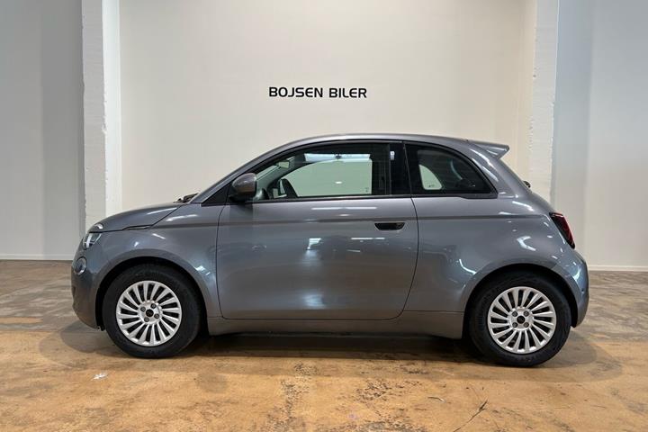 Grå Fiat 500e fra 2023