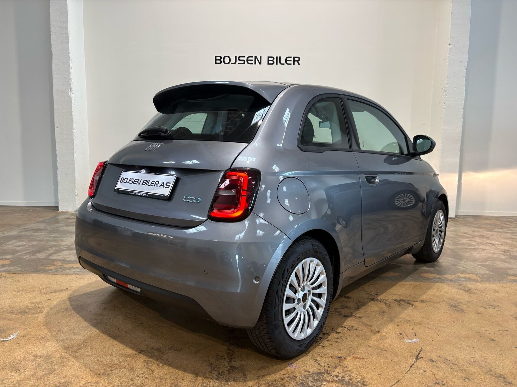 Grå Fiat 500e fra 2023