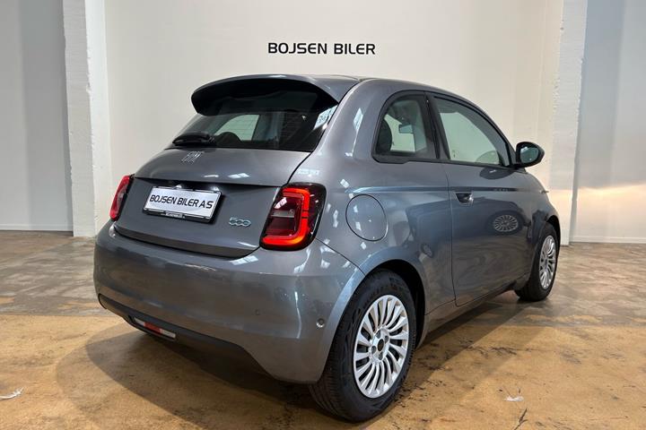 Grå Fiat 500e fra 2023