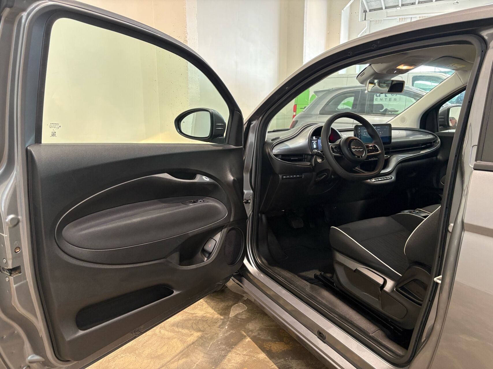 Grå Fiat 500e fra 2023
