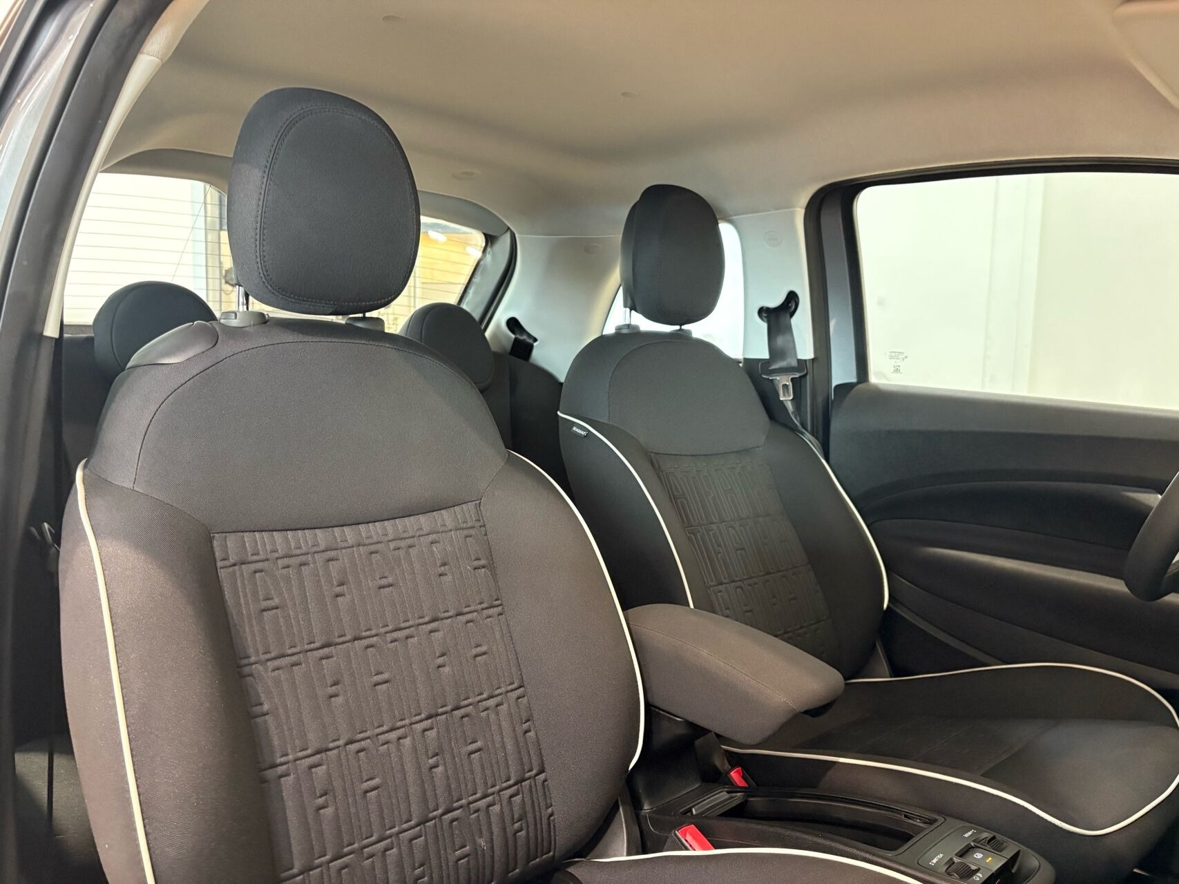 Grå Fiat 500e fra 2023
