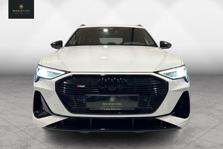 Hvid Audi e-tron fra 2022