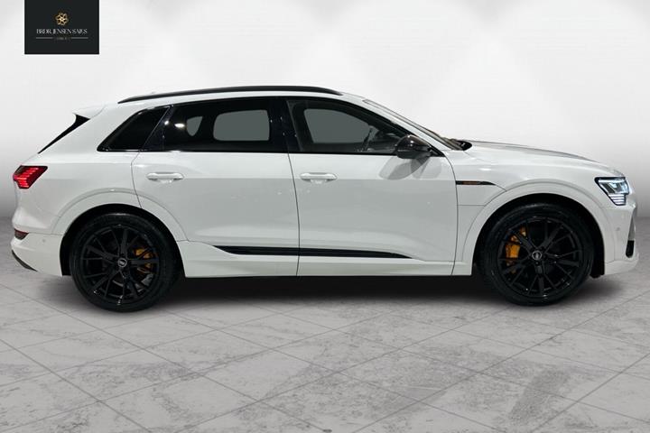 Hvid Audi e-tron fra 2022