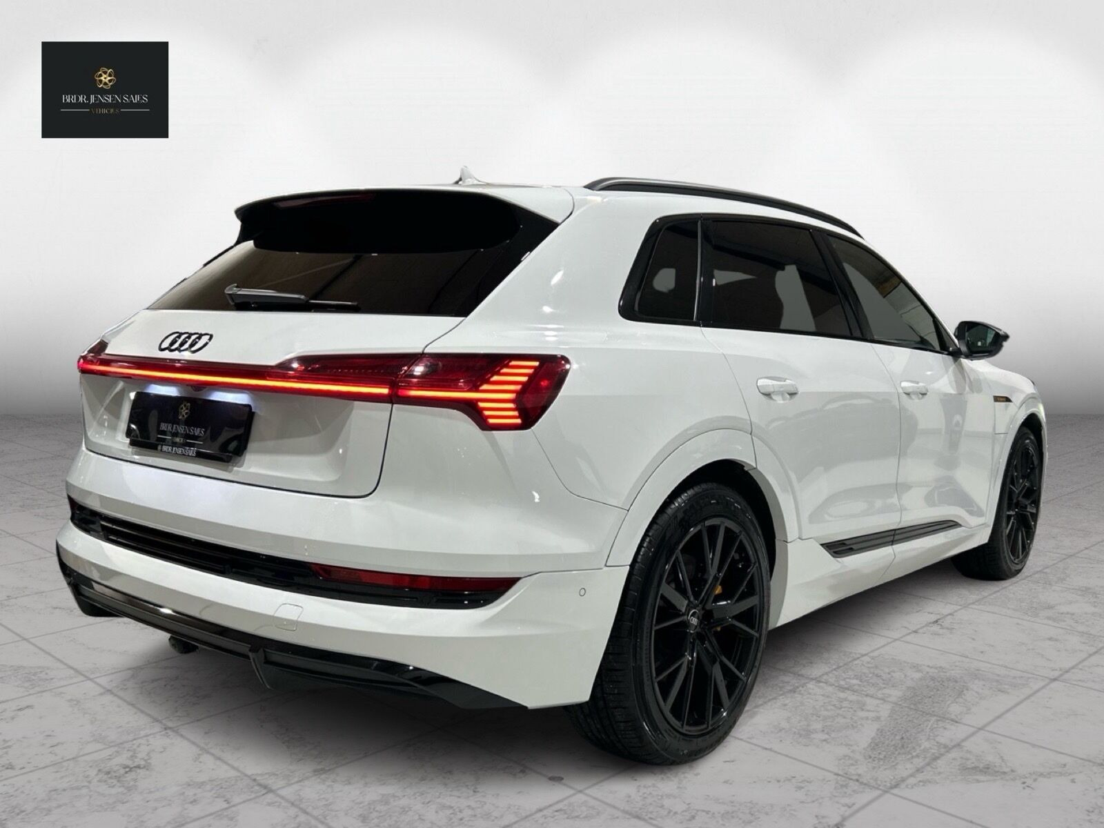 Hvid Audi e-tron fra 2022