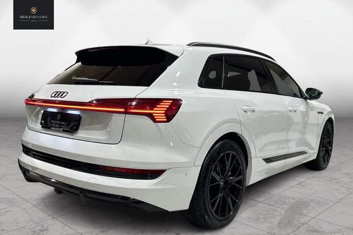 Hvid Audi e-tron fra 2022