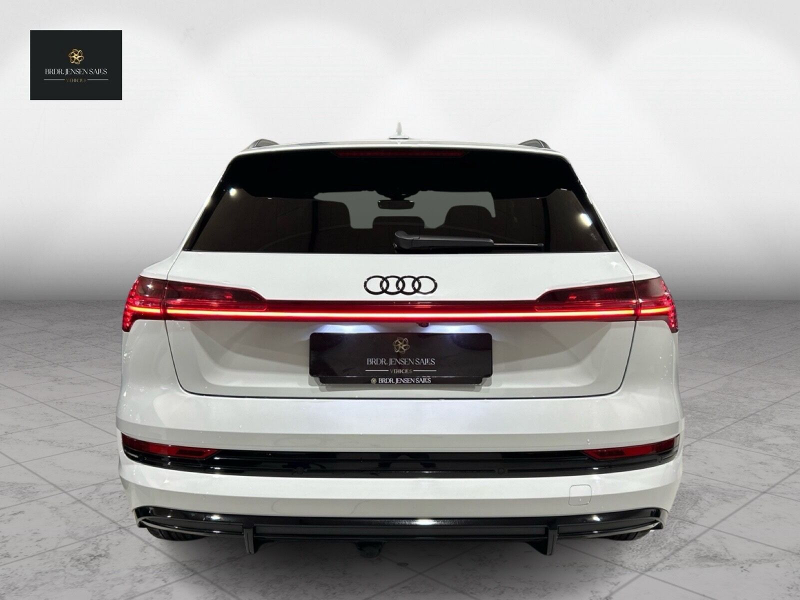 Hvid Audi e-tron fra 2022