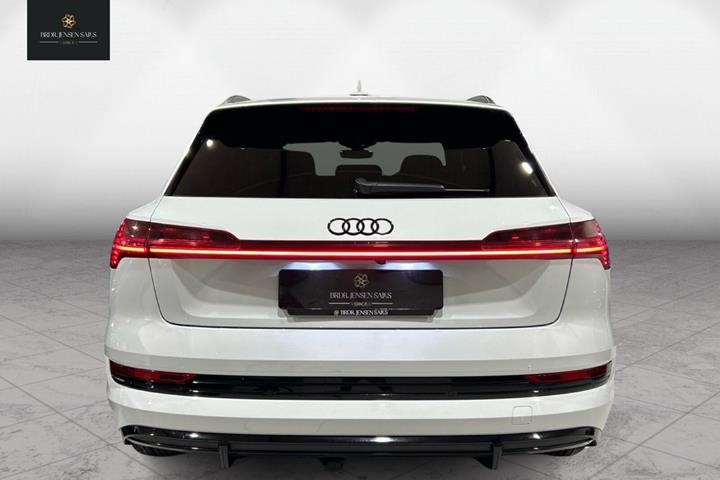 Hvid Audi e-tron fra 2022