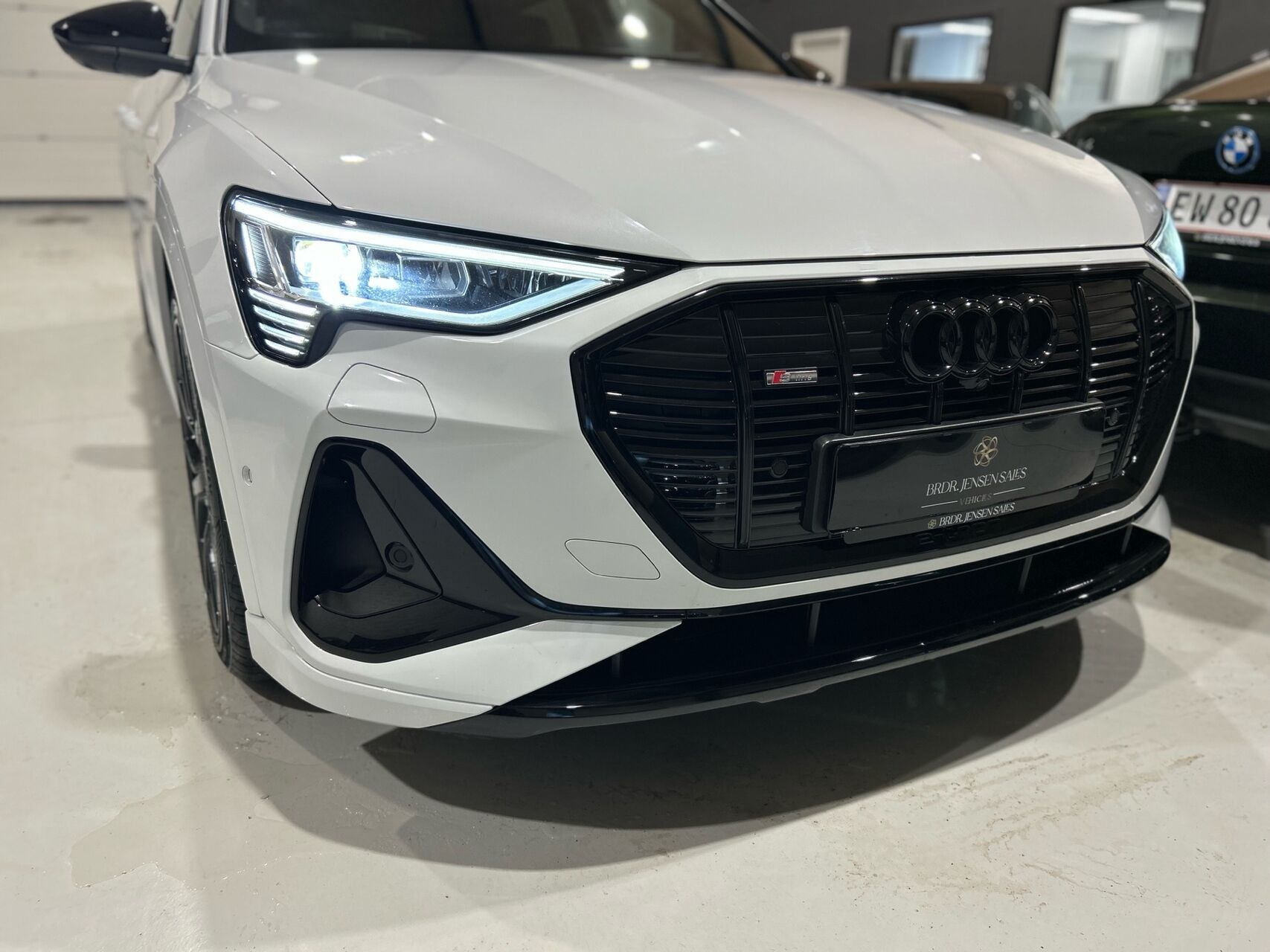 Hvid Audi e-tron fra 2022