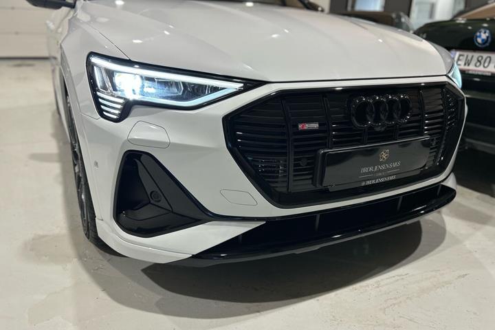 Hvid Audi e-tron fra 2022