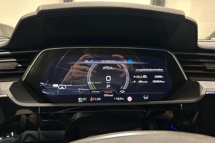 Hvid Audi e-tron fra 2022