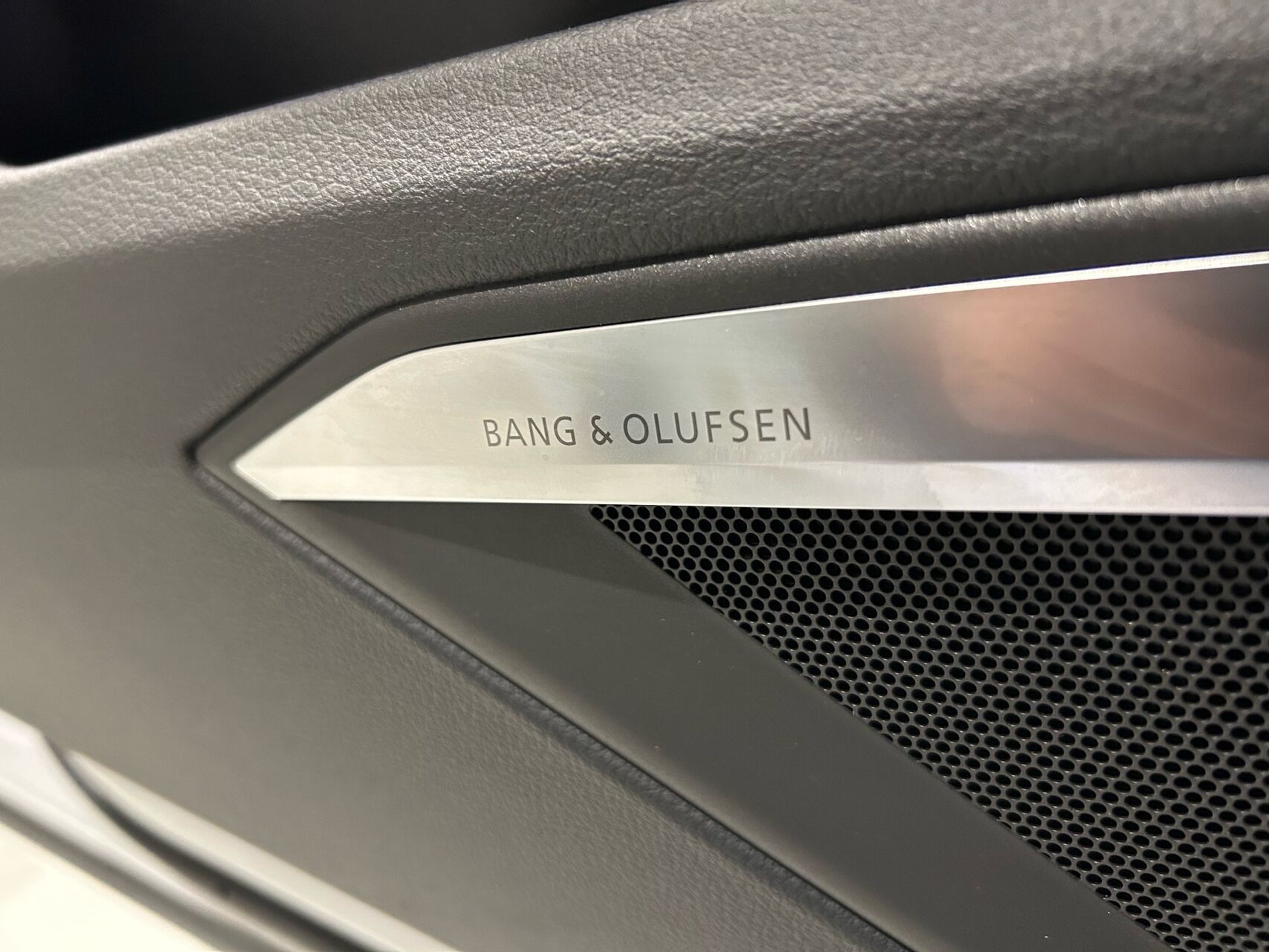 Hvid Audi e-tron fra 2022