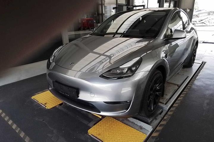Sølv Tesla Model Y fra 2023