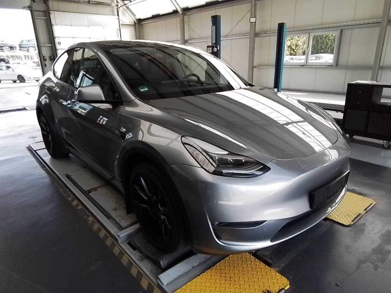 Sølv Tesla Model Y fra 2023