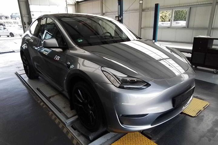 Sølv Tesla Model Y fra 2023