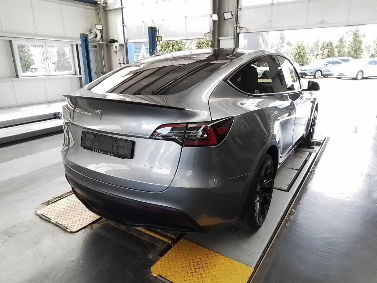 Sølv Tesla Model Y fra 2023
