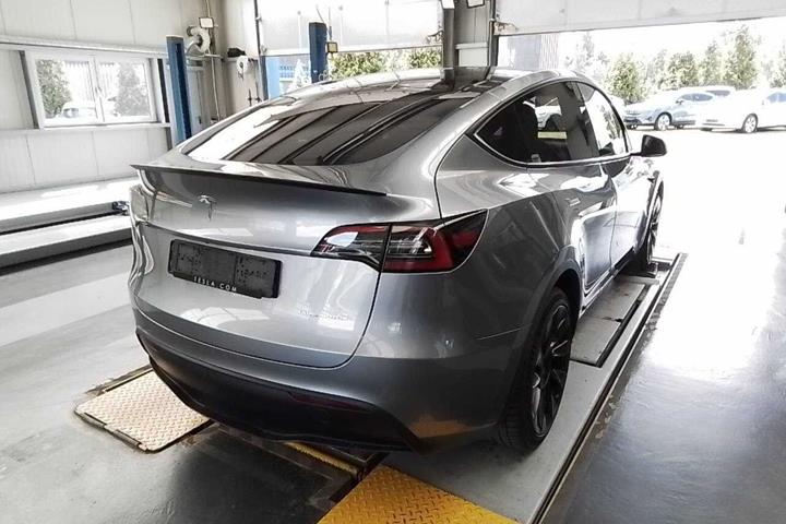 Sølv Tesla Model Y fra 2023